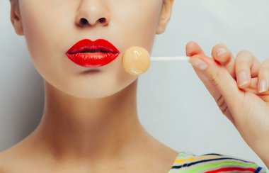 güzel kızı ağzında lolipop