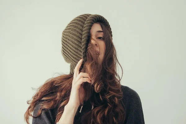 Портрет игривой женщины в вязаной зимней кепке, улыбающейся — стоковое фото