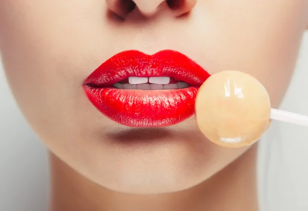 Mooi meisje met lolly in haar mond — Stockfoto
