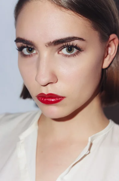 Retrato de mulher jovem com aparelho dentário — Fotografia de Stock