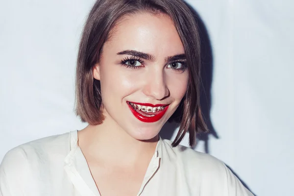 Retrato de mujer joven con tirantes dentales — Foto de Stock