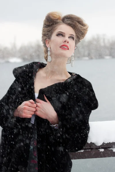 冬季女孩在奢华皮草大衣 — 图库照片