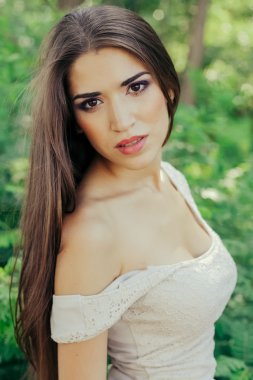 Asyalı Hint kadın altın kurutulmuş çim alanda yürüyüş