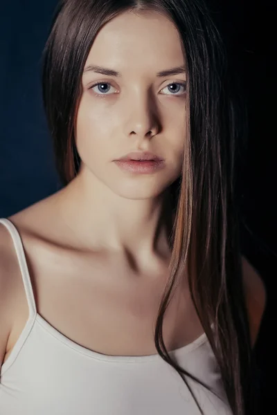 Close-up portret van mooie model op zwarte achtergrond — Stockfoto