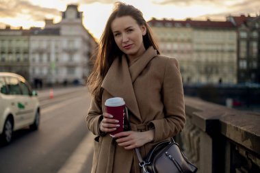 Avrupa 'da elinde kahve fincanı tutan kadının yakın plan portresi..?