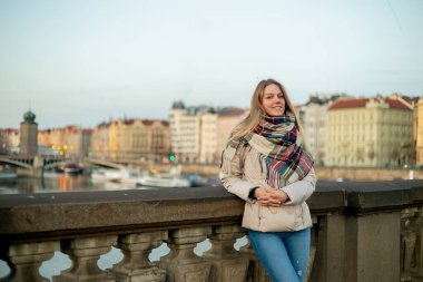 Köprüde durmuş kahvesini yudumluyor, sonbahar şehri sakinleşiyor..