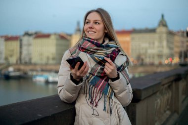 Köprüde telefon molası veren bir kadın, dijital göçebe havası..