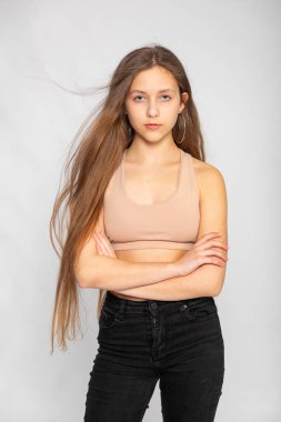 Tam vücut pozu, rahat duruş, nötr moda konsepti, beyaz arka plan.