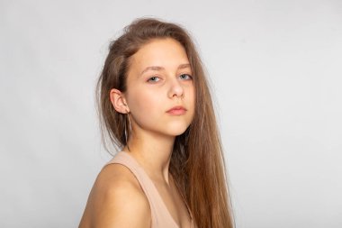 Minimum portre, düşünceli bakışlar, temiz estetik beyaz..