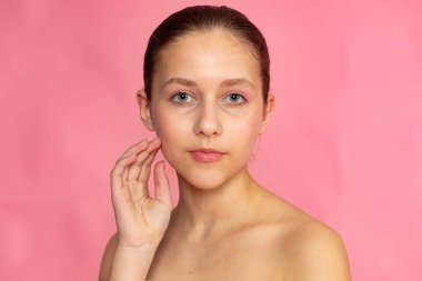 Zarif güzellik, nazik el pozu, pembe üzerine temiz yazı..