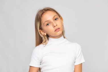 Stüdyo fotoğrafı, hafif bir gülümseme, beyaz arka planda tertemiz bir portre..