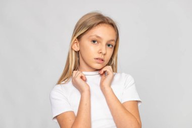 Çeneye yakın elleri olan bir vesikalık, yumuşak duygular, beyaz üzerine stüdyo resmi.