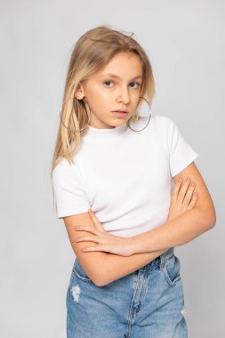 Dikey yarı vücut portresi, beyaz tişörtlü genç bir kız..