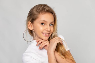 El hareketleriyle gülümseyen portre, arkadaş canlısı gençlik hali, stüdyo geçmişi..