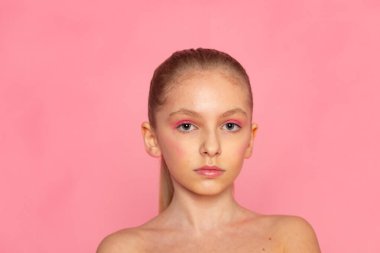 Pastel pembe, doğal görünüş ve yumuşak ifade üzerine ön-yüze güzel bir vesikalık..