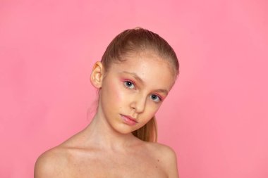 Pembe arka plan fotoğrafı, sakin ifade, minimum güzellik markalaştırma konsepti.