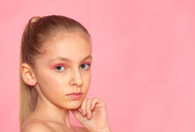 Pembe kenarlı güzellik portresi, kendine güvenen sakin ifade..