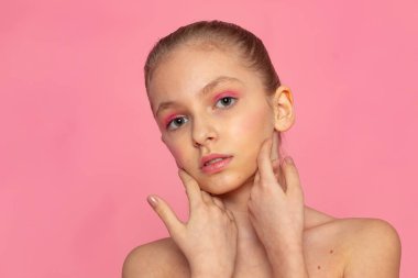 El çerçeveli güzel portre, modern cilt markalaştırma arka planı.