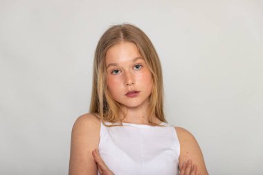 Stüdyoya bakan genç kız portresi, tarafsız ifade, minimalist yaşam tarzı konsepti.