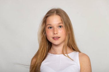 Arkadaş canlısı stüdyo fotoğrafı, gülümseyen sarışın kız, modern yaşam tarzı ve masumiyet konsepti..