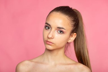 Pembe, doğal güzellik ve minimal stil üzerine yan açı..