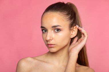 Kulak, cilt bakımı ve pembe üzerine sağlık konsepti olan güzel bir portre..