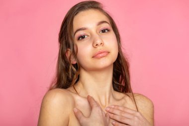 Yumuşak özgüvenli, pembe arkaplan, editoryal ruh hali..