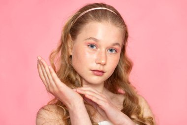 Minimum portre, el hareketi, sakin ifade, pembeye damgalanmış temiz güzellik..