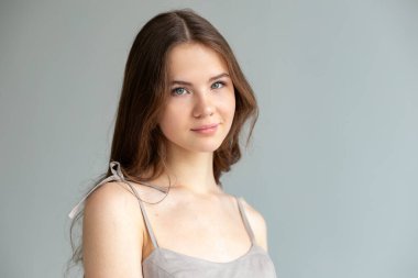 Tarafsız ifadeli sakin bir portre, minimum temiz güzellik konsepti.