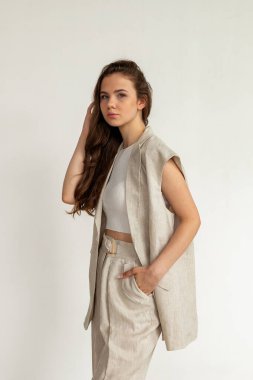 Tam vücut portresi, hırka stili, minimalist moda kataloğu..