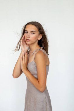 Yan açılı portre, gri elbiseli kadın, temiz güzellik ve minimum moda estetiği..