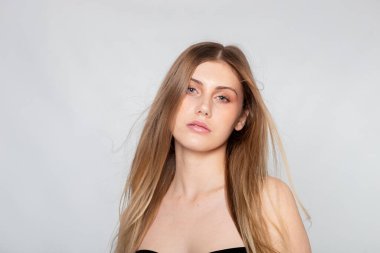 Hafif bakışlı en küçük vesikalık fotoğraf, arka planda doğal güzellik kavramı.