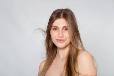 Hafif bir gülümseme ve gri arkaplanda modern yaşam tarzı portresi..