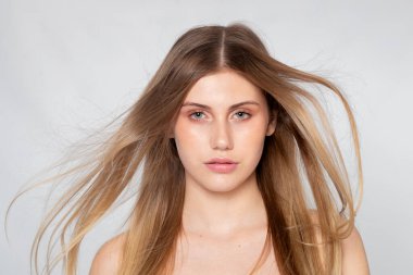 Simetrik saç hareketi, dramatik rüzgarlı saç, temiz editoryal konsept.