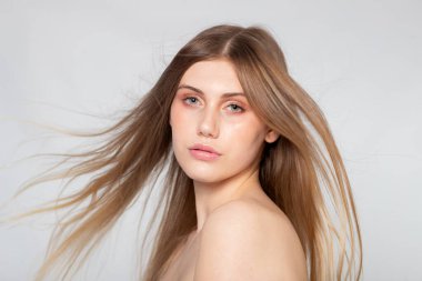 Rüzgarlı saç portresi, modern güzellik editörü ve minimal arkaplan.