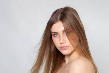 Sakin bakışlar, uzun saçlar ve temiz bir arkaplan..