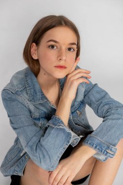 Kot ceketli stüdyo portresi, el pozu, beyaz üzerine temiz yaşam tarzı makalesi..