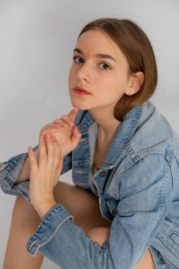 Elle yapılmış portre yanak, kot ceket, temiz yaşam tarzı markalaşma konsepti..