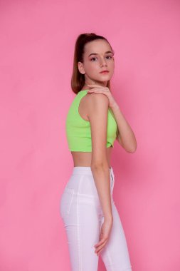 Yan çevrilmiş portre, pembe arka planda neon yeşil kaplama, modern asgari yazı tipi..