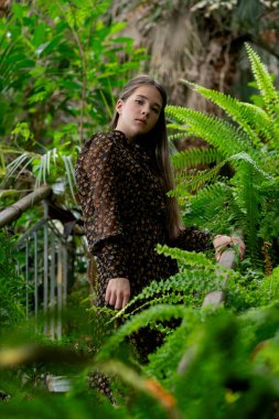 Bitki çerçeveli portre, sera ortamı, huzurlu yaşam tarzı..