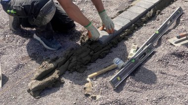 İşçi adımı ve sınır hizası, açık hava yenileme süreci ayrıntıları.