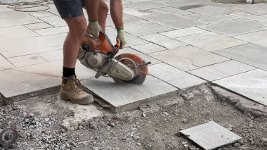 Asfalt döşeyen işçiler, bahçe tadilatında inşaat işçileri.