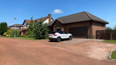 Modern evler ve garaj yolları, toplum ve mülkiyet yaşam tarzı bağlamında.