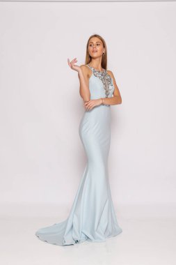 Minimum stüdyo görüntüsü, açık mavi önlük, kendinden emin duran model, izole edilmiş arka plan..