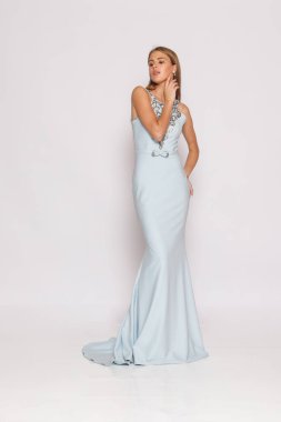 Soluk mavi gece elbisesi içinde manken, basit arka plan, premium elbise reklam konsepti.