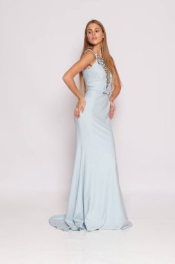 Stüdyo tam boy, açık mavi elbiseli kadın, sonsuz zarafet, minimal tasarım..