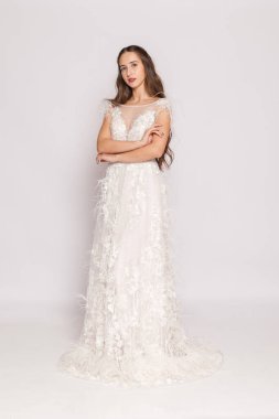 Uzun bir gelinlik, dantelli beyaz bir elbise, temiz bir geçmiş, düğün koleksiyonu..
