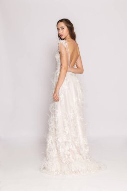 Gelinin tam boy portresi, beyaz elbise, minimal arkaplan, klasik düğün kitapçığı..