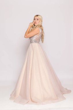 Kırmızı tül elbise, kadın silueti, minimum stüdyo görünümü..