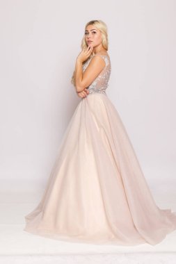 Tam boy kırmızı elbise portresi, özel tasarım, balo modası..